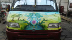 Lady – Comfortable, cheerfully pimpered, light Safari bus camper