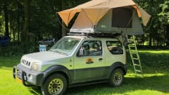 Vivi l'avventura con questa Suzuki Jimny dotata di tenda da tetto!