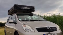 Toto – Micro Camper mit Dachzelt und Küchenbox