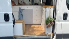 Sallie – 2p Peugeot bus uit 2016