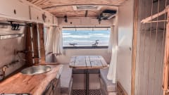 Germaine – Einzigartiger Oldtimer-Armeebus und netzunabhängiger Camper