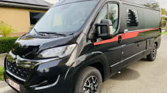 Black Beauty – Luxury Pilote bus camper for 2 persons