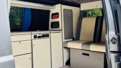 JAXX ~ THE LWB, BIGGER, BETTER CAMPERVAN – VW T5 Langversion ~ Retro-Interieur ~ 4 Schlafplätze ~ Heizung ~ Top-Ausstattung 