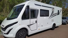 Découvrez notre camping-car McLouis luxueux et pratique - idéal pour les familles !