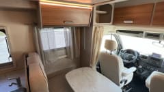 Zo goed als nieuw, zeer luxe, ruime én comfortabele 5pers. camper uit 2022  – 5p Renault semi-integrated from 2022