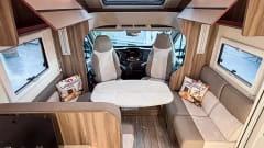 Drivetohappiness – 4p Ford semi-integrated uit 2026