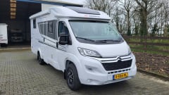 Compact DL – Very spacious camper with air conditioning in the living area and complete inventory