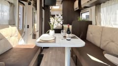 De Comfort Cruiser – Luxe automaat camper met queensbed & hefbed (4 pers) – als nieuw!
