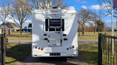 Luxe Etrusco Automaat met enkele bedden/hefbed ,grote garage