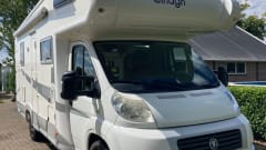 Nice, spacious alcove family camper with lots of light!
