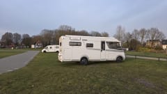 4p LMC integral lifting bed and round seating area from 2015