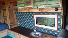 2p Volkswagen bus uit 2011