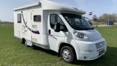 Gemütlicher Camper mit Klimaanlage im Wohnbereich