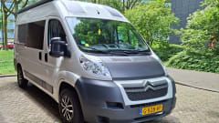 QPO "Zo wijd de wereld strekt"        " – Reliable and well-maintained bus camper.