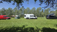 Freddie – 2-persoons campervan die volledig zelfvoorzienend is.