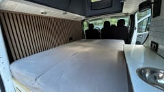 2p Renault campervan uit 2011