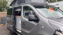 Bazz Van Dan – Campervan Vauxhall a 4 posti letto