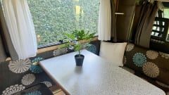 Met nieuwe navigatie, garage, airco en fietsendrager  – Comfortable family camper: see last minute August