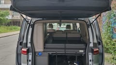 Flo's Cabin. – 4p Volkswagen bus uit 2026