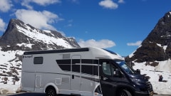 Beautiful Sunlight T68 Adventure Edition AUTOMATIC with spacious single beds.