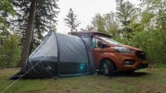 Oranje monster – Compact motorhome with room for five