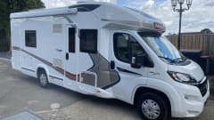 Zeer mooie camper half integraal 5 slaapplaatsen 4 zitplaatsen  – 5p Challenger semi-integrated from 2017
