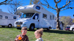 Zin in een tripje met een hele leuke familie camper? Lees snel verder ----> – Neat Mobilvetta alcove from 2007