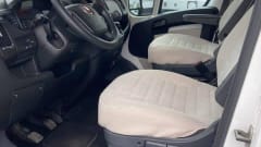 Bella Carina – 6 Personen Camper McLouis Alkoven 