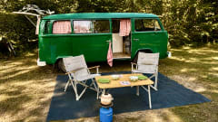 Retro Volkswagen T2 campervan uit 1973
