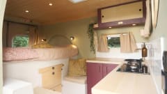 Camper Moos – Camper Moos - Sfeervolle off-grid zelfbouw camperbus