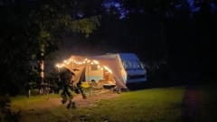 2p Volkswagen campervan uit 1977