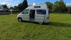 Hightop deluxe  – MAZDA BONGO DELUXE HIGH TOP 2 BERTH  