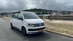 Witte VW California – Volkswagen CALIFORNIA T6 Edition (4p) from 2018. Possibly. with motorcycle trailer
