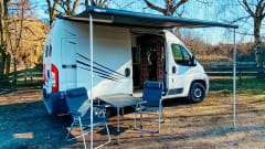 Accogliente camper per autobus fai-da-te (surf).