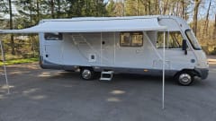 Hymer B700 per 4 persone, integrato da Mercedes del 2005, cambio automatico, patente di guida B o C