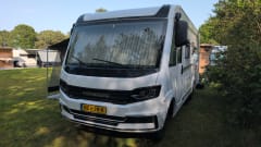 Weinsberg intergraal 4 persoons met level systeem – 4-person Weinsberg integrated motorhome from 2023, automatic transmission, 2 x air conditioning and leveling system