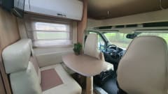 Rijdt erg comfortabel.  – Luxuriously furnished Rollerteam with length beds. 2.10 m standing height. Two air conditioners