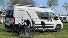 Roadhouse camperverhuur naam Surfer House – New Adria Mobil 2023 bus camper
