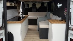 Glampers01 – Vauxhall Vvaro campervan met 2 slaapplaatsen en lange wielbasis.