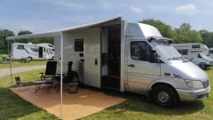  Un ancien fourgon postal Mercedes transformé en camping-car autonome pour 4 personnes