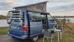 Blauw – Volkswagen T6 automatic California bus camper with pop-up roof.