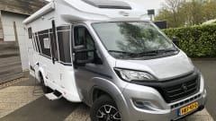 Carado T338 familiecamper – Luxurious spacious family camper, almost new and fully equipped. 