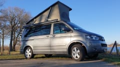 Grijs – Volkswagen T5 California Bus camper with pop-top roof.