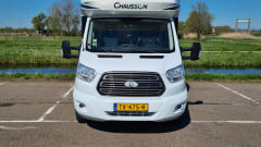Nice 2-person Ford/Chausson 170hp manual semi-integrated 2017
