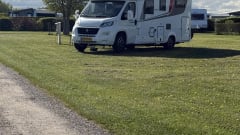 Un camping-car tout équipé pour de merveilleuses vacances en camping.