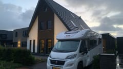 4p 2018 McLouis 473g Carat semi-integrated with pull-down bed