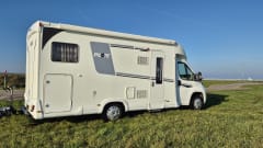 Camper 1 – Spacious and luxurious 6-person camper incl. PlayStation 4