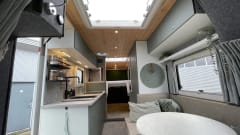 gemütlicher, netzunabhängiger Camper-Kastenwagen mit Terrasse