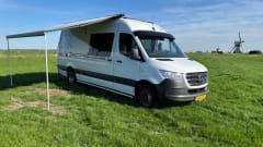 Spacious and luxurious bus camper for 2 people