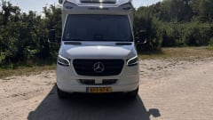 Prachtige Mercedes Benz 4 personen camper  – Uit gerust met Starlink satelliet internet 